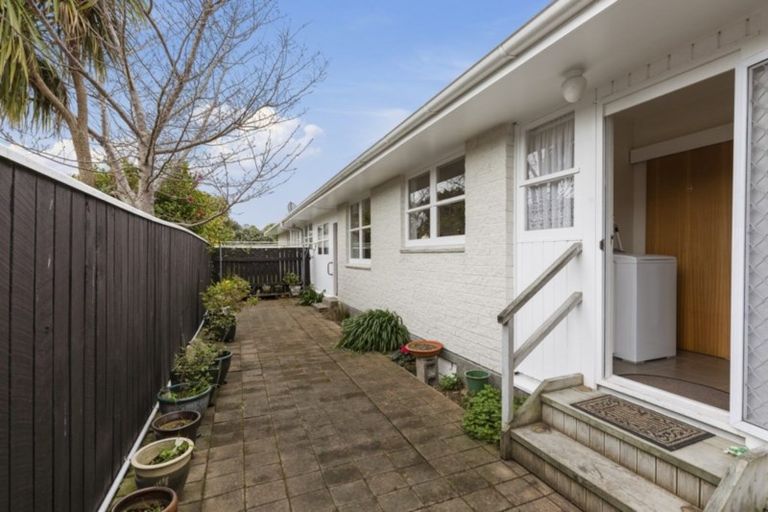 Photo of property in 2/53 Ludlam Crescent, Woburn, Lower Hutt, 5010