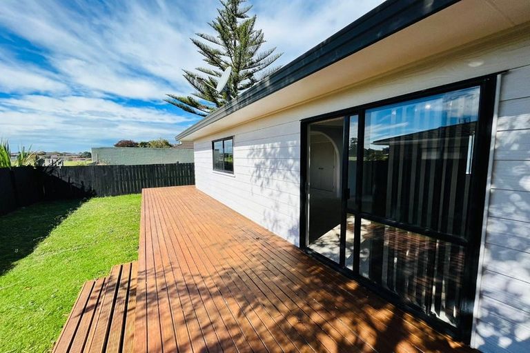 Photo of property in 1/8 Anglers Way, Wattle Downs, Auckland, 2102