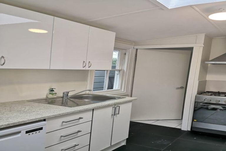 Photo of property in 6 Rixon Grove, Mount Victoria, Wellington, 6011