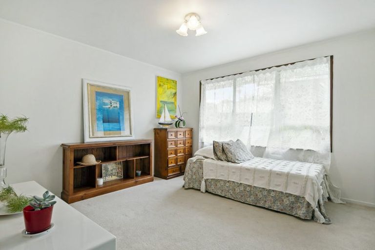 Photo of property in 10 Lyons Avenue, Murrays Bay, Auckland, 0630