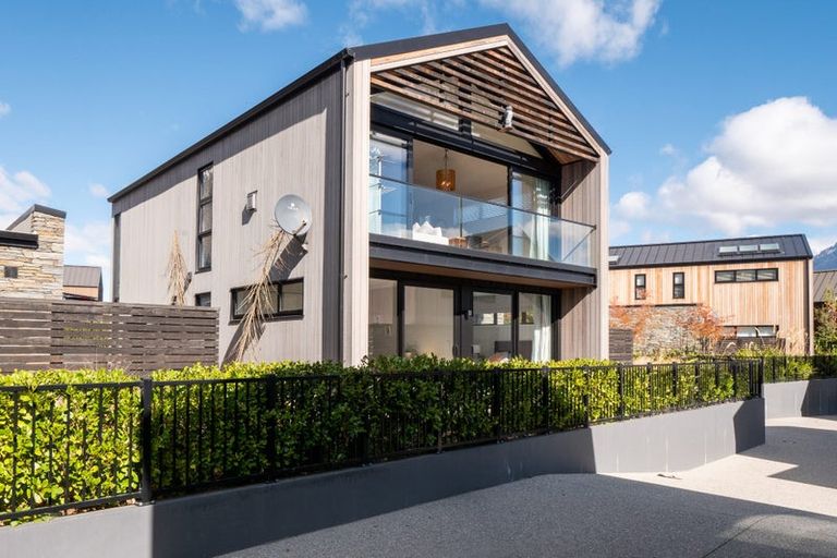 Photo of property in 2 Eichardt Place, Jacks Point, 9371