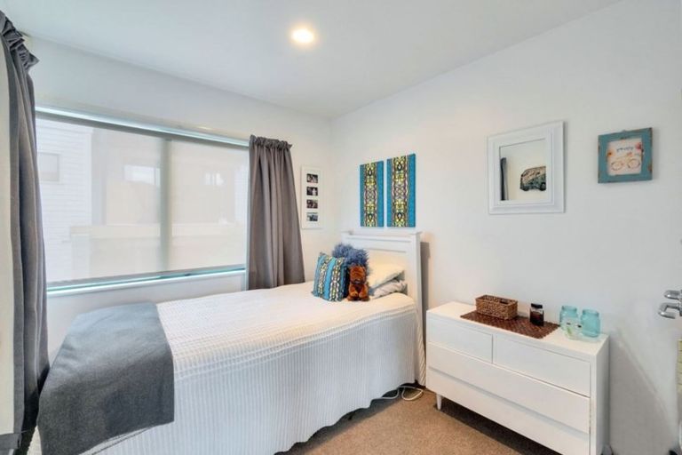 Photo of property in 2/8 Carrigans Close, Pinehill, Auckland, 0632