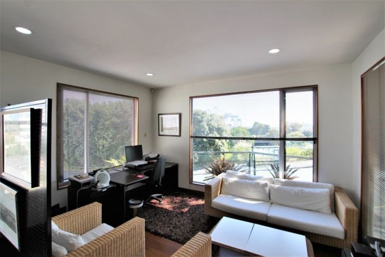 Photo of property in 112 Gladstone Road, Parnell, Auckland, 1052