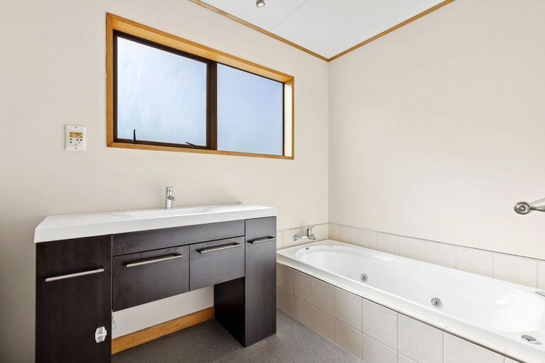 Photo of property in 1 Roto Place, Wanaka, 9305