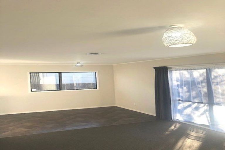 Photo of property in 2/25 Melleray Place, Randwick Park, Auckland, 2105