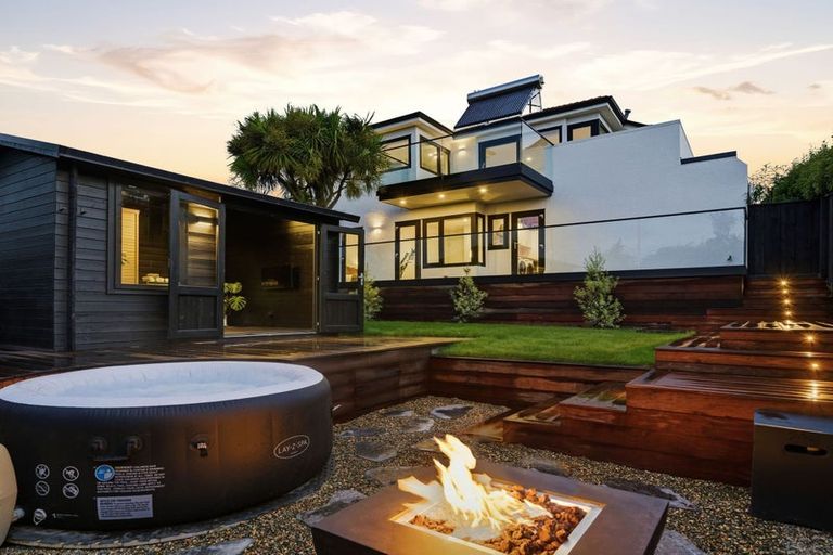 Photo of property in 5b Madeley Road, Mount Pleasant, Christchurch, 8081