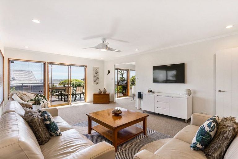 Photo of property in 8 Pounamu Place, Shelly Park, Auckland, 2014