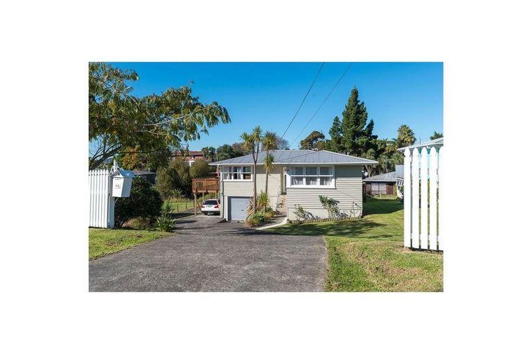 Photo of property in 15 Kelwyn Road, Kelston, Auckland, 0602