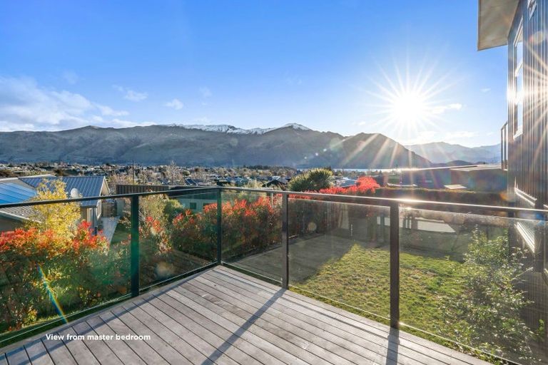 Photo of property in 33 Kirimoko Crescent, Wanaka, 9305