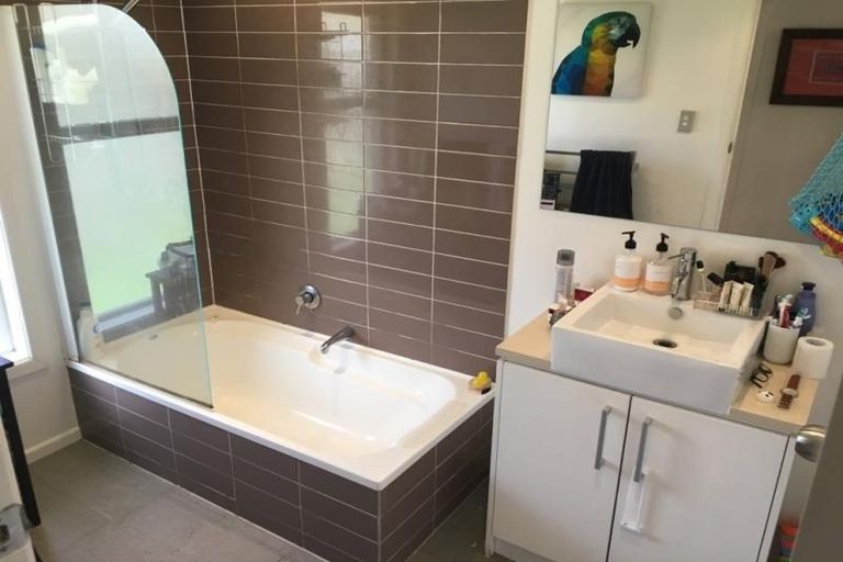 Photo of property in 31 Lyndhurst Road, Te Atatu South, Auckland, 0610