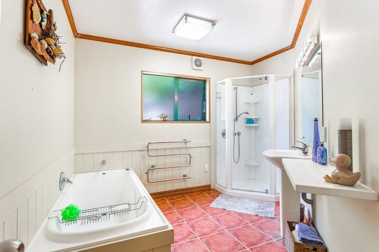 Photo of property in 214 Shaw Road, Oratia, Auckland, 0604