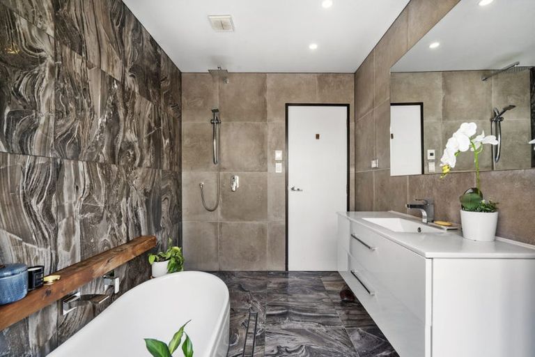 Photo of property in 1/870 Beach Road, Waiake, Auckland, 0630