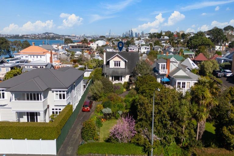 Photo of property in 3 Cambridge Terrace, Devonport, Auckland, 0624