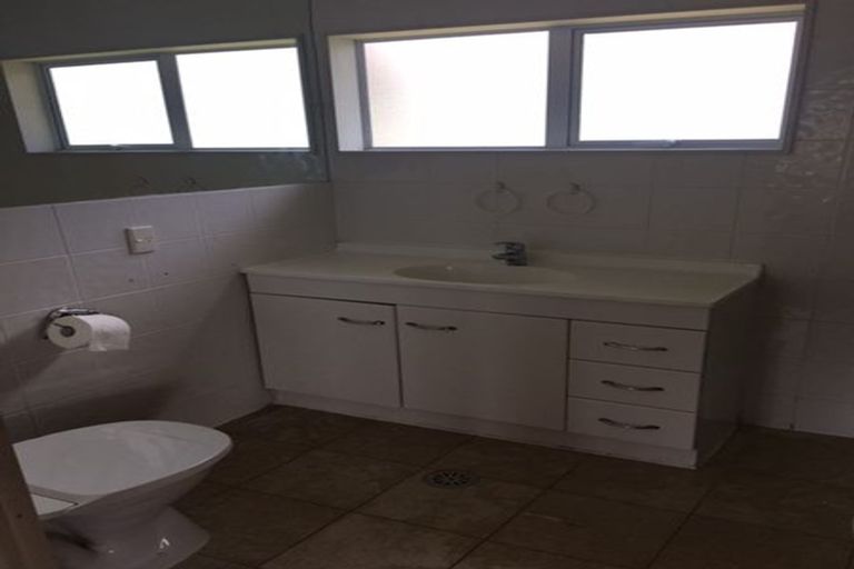 Photo of property in 82 Ocean View Road, Northcote, Auckland, 0627