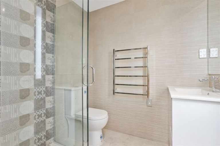 Photo of property in 4225b Great North Road, Glendene, Auckland, 0602