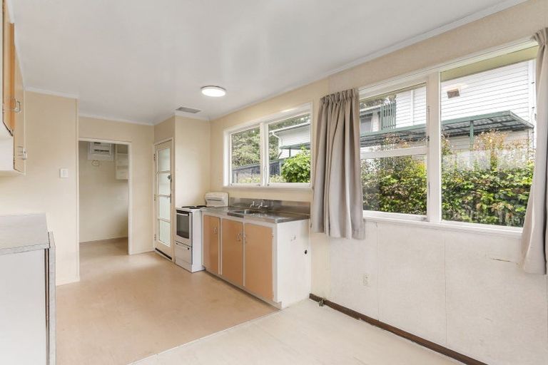 Photo of property in 51 Easton Park Parade, Glenfield, Auckland, 0629