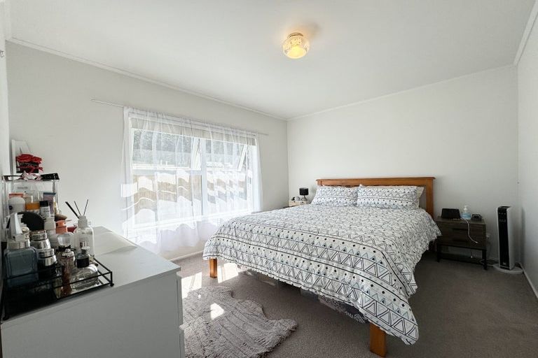 Photo of property in 1/5 Finn Place, Totara Vale, Auckland, 0629