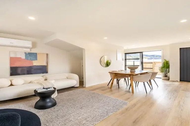 Photo of property in 4/7 Wainuiomata Road, Wainuiomata, Lower Hutt, 5014