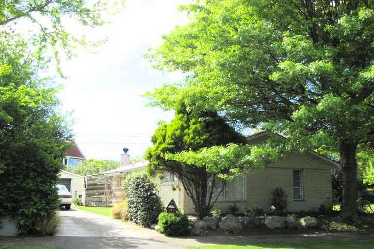 Photo of property in 2 Annell Place, Burnside, Christchurch, 8053