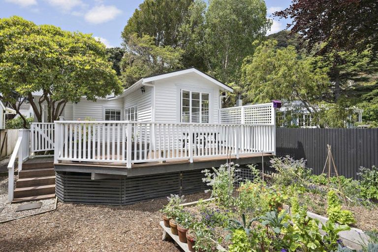 Photo of property in 6 Kowhai Street, Eastbourne, Lower Hutt, 5013