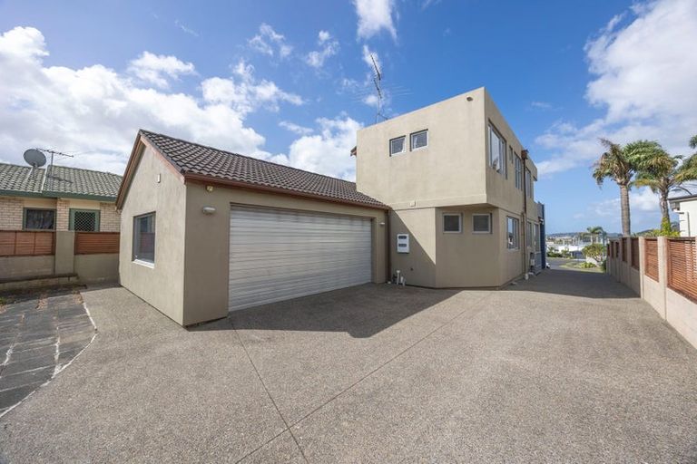 Photo of property in 10 Lupetti Rise, West Harbour, Auckland, 0618