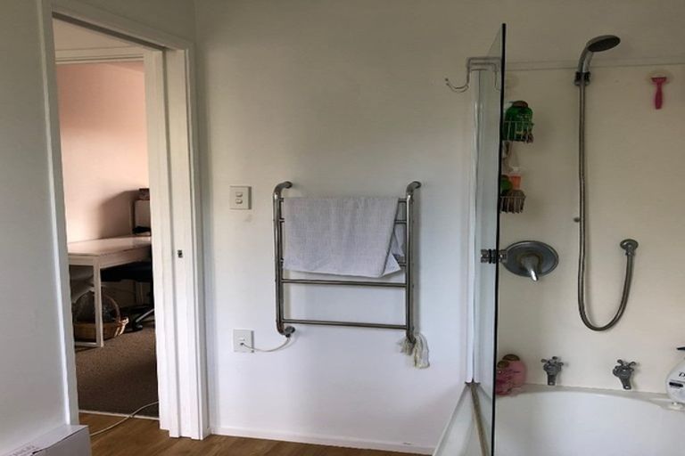 Photo of property in 1/32 Knightsbridge Drive, Forrest Hill, Auckland, 0620