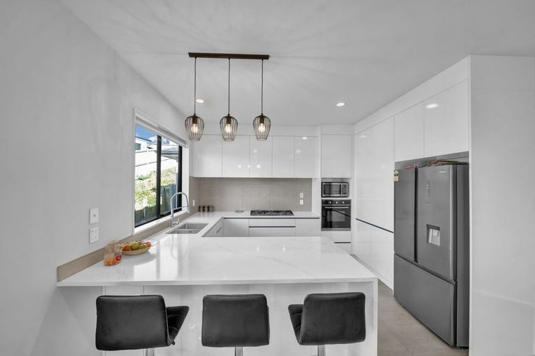 Photo of property in 13 James Elliot Way, Pokeno, 2402