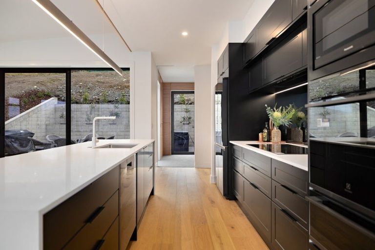 Photo of property in 6 Florence Close, Queenstown Hill, Queenstown, 9300