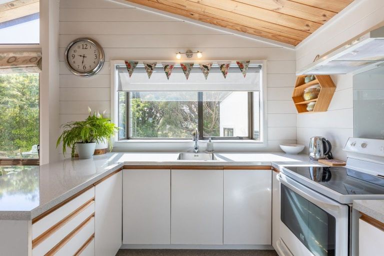 Photo of property in 124-126 Renown Road, Raumati South, Paraparaumu, 5032