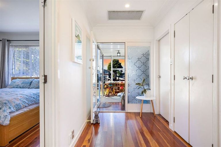 Photo of property in 21 Covil Avenue, Te Atatu South, Auckland, 0610