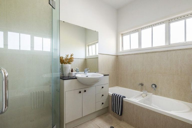 Photo of property in 1 Scarlet Oak Drive, Schnapper Rock, Auckland, 0632