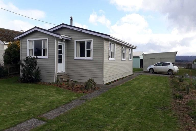 Photo of property in 25 Main Road, Tuatapere, 9620
