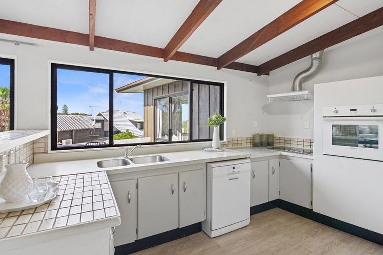 Photo of property in 7a Ellangowan Road, Waiake, Auckland, 0630