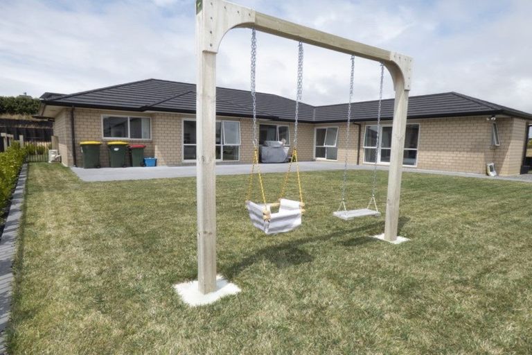 Photo of property in 12 Oakmont Crescent, Waiwhakaiho, New Plymouth, 4312