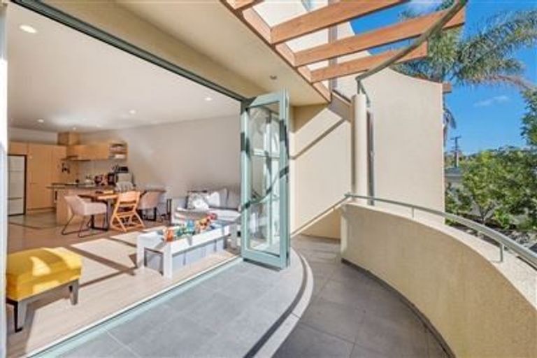 Photo of property in 5/1 Hillcrest Avenue, Hillcrest, Auckland, 0627