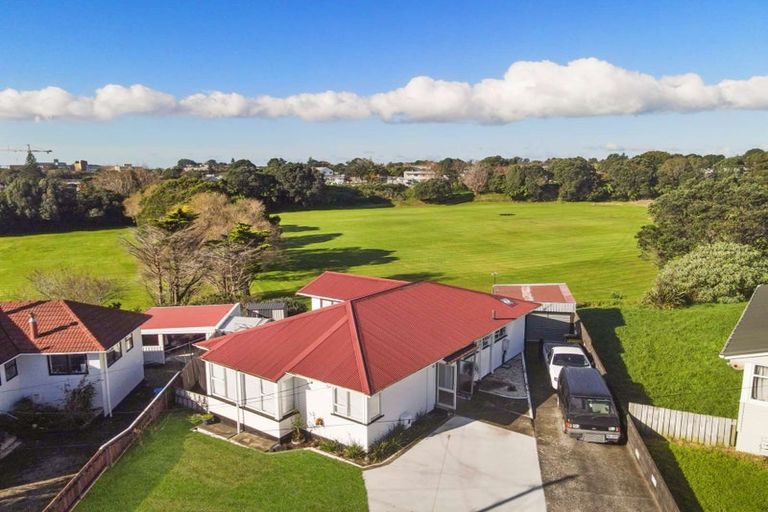 Photo of property in 18 Endeavour Street, Marfell, New Plymouth, 4310