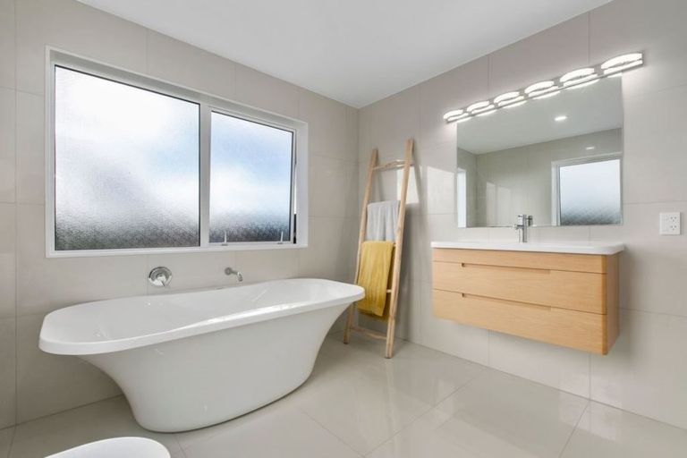 Photo of property in 12 Seaview Crescent, Hatfields Beach, Orewa, 0931