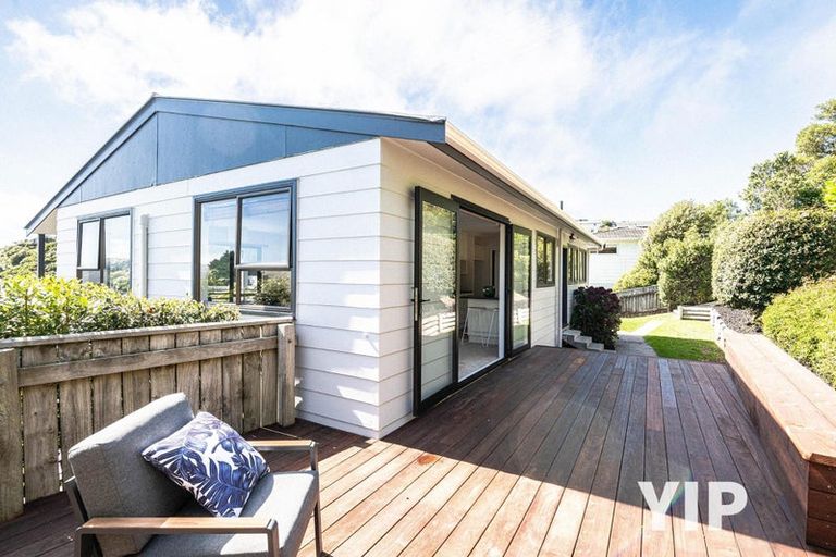 Photo of property in 44 Colchester Crescent, Newlands, Wellington, 6037