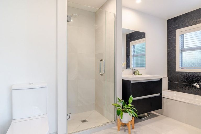 Photo of property in 2a Alton Place, Hokowhitu, Palmerston North, 4410