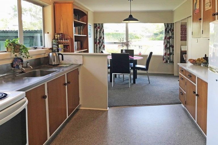 Photo of property in 27 Beaumont Crescent, Frankleigh Park, New Plymouth, 4310