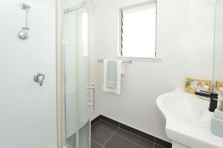 Photo of property in 1/694 East Coast Road, Pinehill, Auckland, 0632