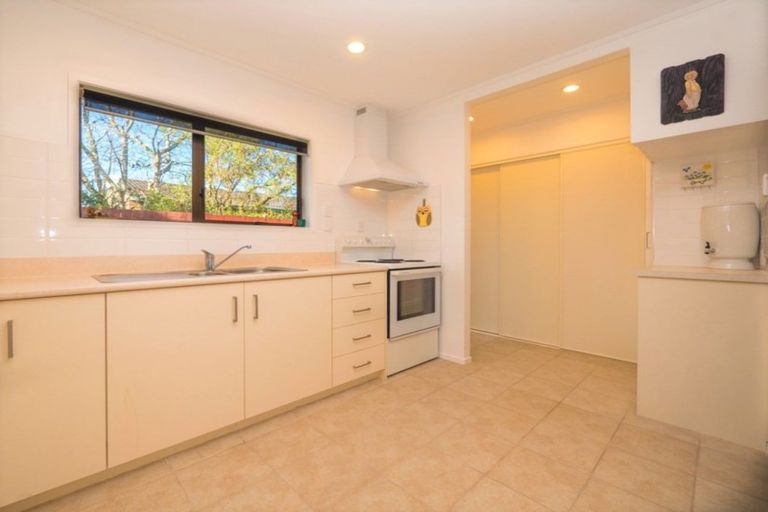 Photo of property in 2/6 Ti Nana Crescent, Henderson, Auckland, 0610