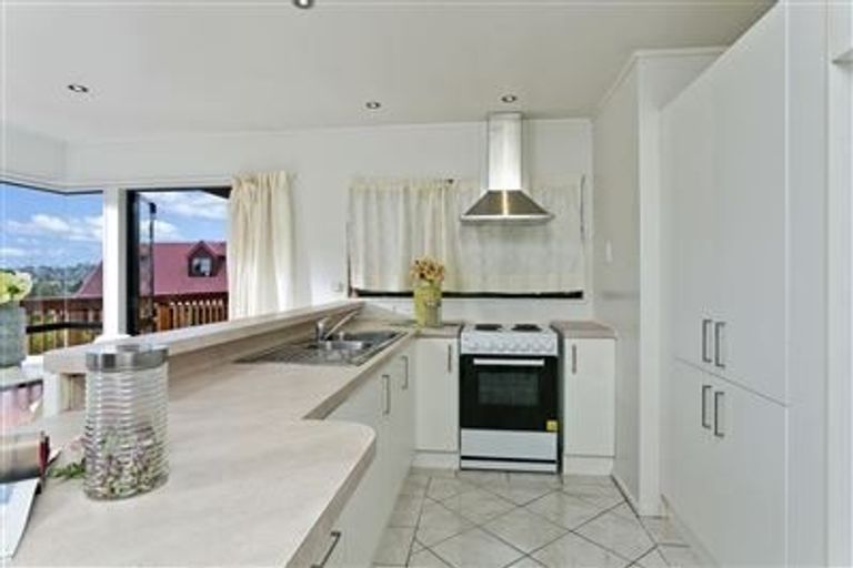 Photo of property in 10 Camilla Grove, Totara Vale, Auckland, 0629