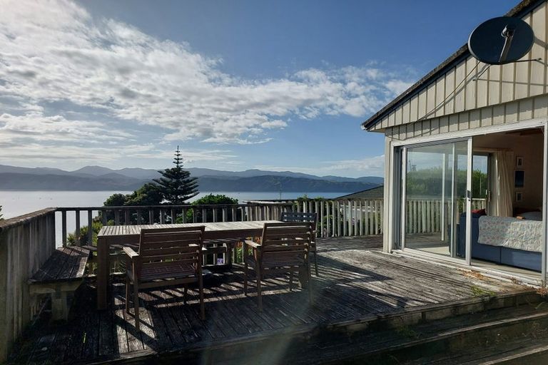 Photo of property in 7 Glenville Road, Karaka Bays, Wellington, 6022