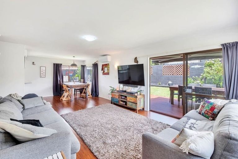 Photo of property in 3/98 Roberts Road, Te Atatu South, Auckland, 0610