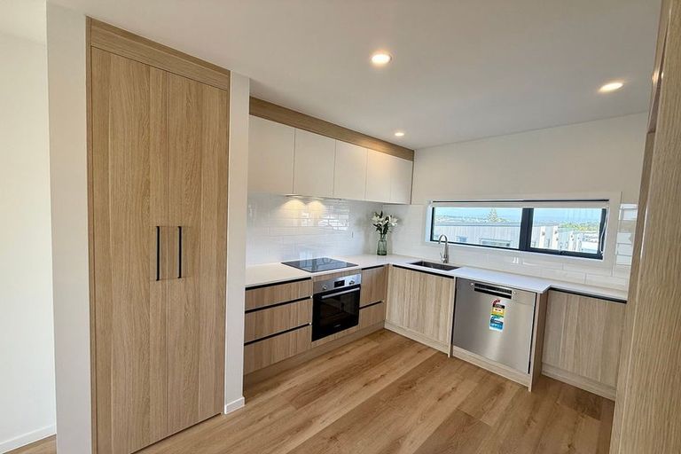 Photo of property in 3/506 Glenfield Road, Bayview, Auckland, 0629