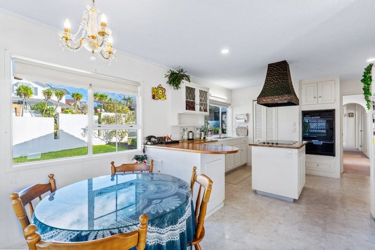 Photo of property in 2 Ravenstone Place, Chatswood, Auckland, 0626