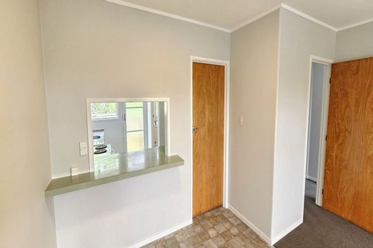 Photo of property in 3/2 Longbill Place, Glendene, Auckland, 0602