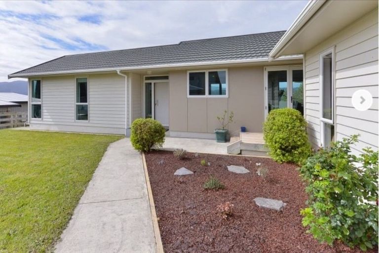 Photo of property in 31 Mcewen Crescent, Riverstone Terraces, Upper Hutt, 5018