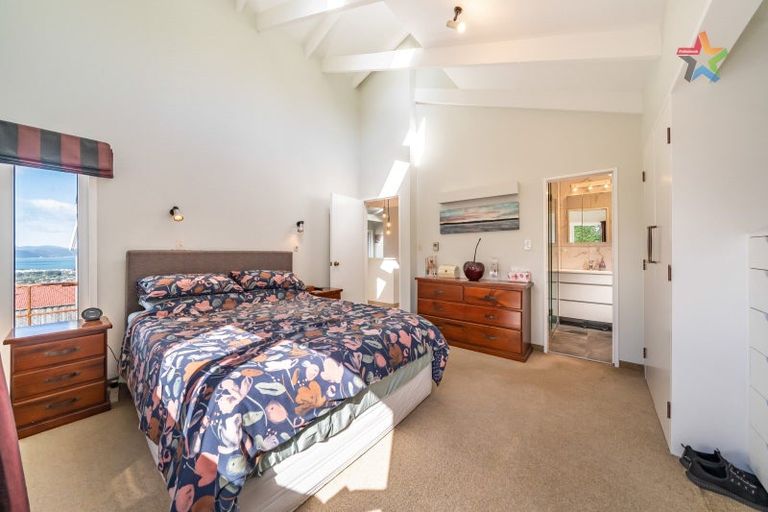 Photo of property in 2 Taka Grove, Normandale, Lower Hutt, 5010